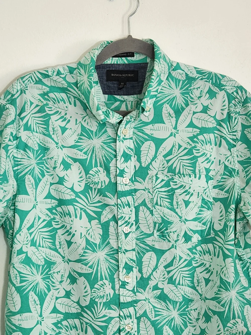 Banana Republic Green and White Hawaiian Shirt Size Medium Flaw